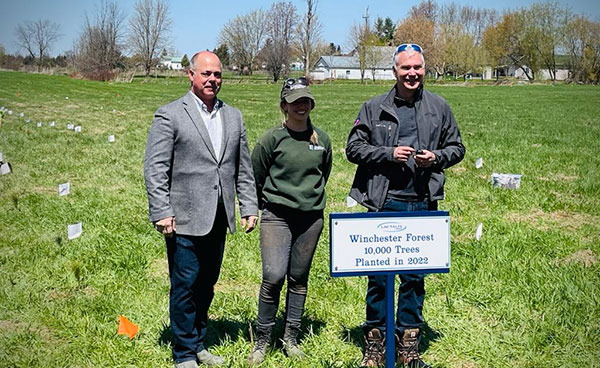 De gauche à droite, Son Honneur le maire de North Dundas, Tony Fraser, la forestière de Conservation de la Nation Sud Caroline Goulet et le directeur de l'usine de Lactalis Canada Bruce Shurtleff participent à une initiative de plantation d'arbres sur le site de Winchester dans le cadre d'un nouveau partenariat Conservation de la Nation Sud pour créer une forêt de 12 acres sur le site de Winchester