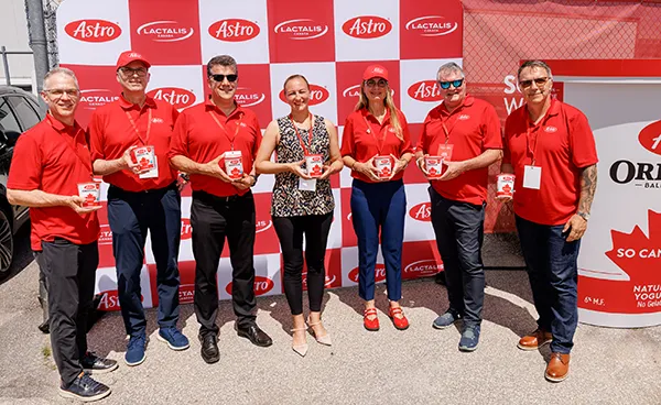 Astro de Lactalis Canada célèbre la campagne « So Canadian » à l’usine de yogourt d’Etobicoke, en Ontario