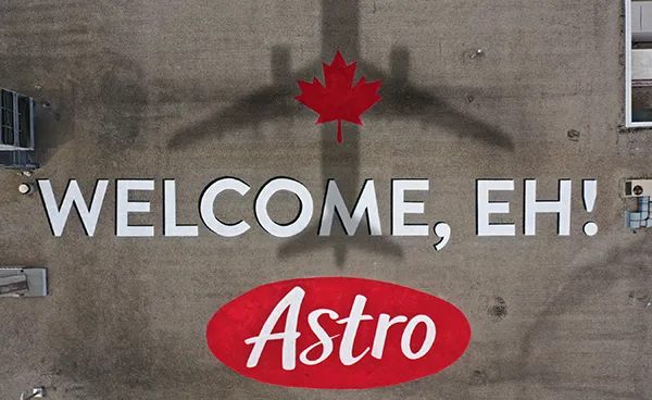 Astro Yogurt dévoile une fresque murale sur le toit de son usine de transformation de yaourt à Etobicoke, en Ontario, dans le cadre de sa nouvelle campagne « So Canadian ».