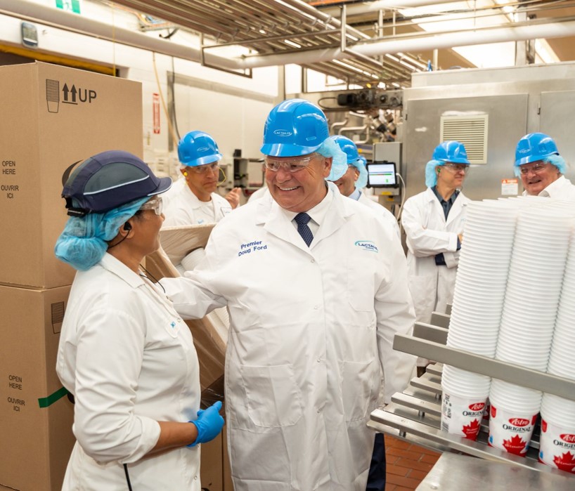 Lactalis Canada a accueilli le premier ministre de l'Ontario, Doug Ford, et le ministre de l'Agriculture, de l'Alimentation et de l'Agroalimentaire de l'Ontario à l'usine de Rakely.