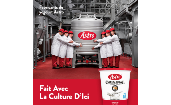 Employés entourant un réservoir de yogourt Astro